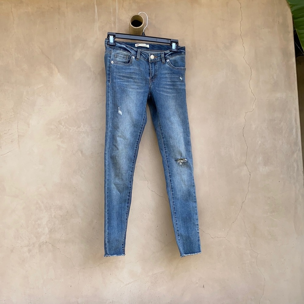 Super cute skinny jeans that fit kind mid/low skinny.